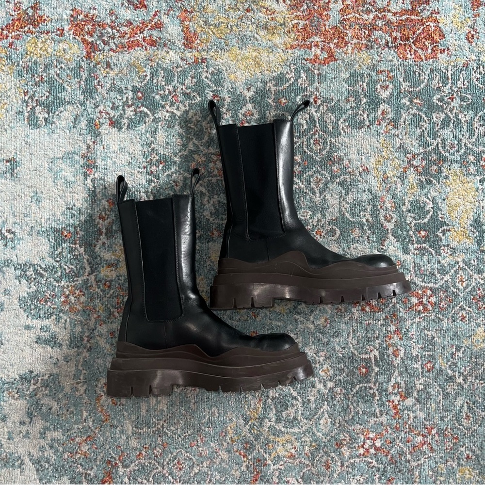 Bottega Veneta SP/2021 
Tire Chelsea Boot in Black/Ebony